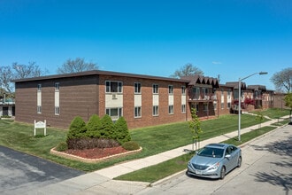 Garden Pool Apartments in West Allis, WI - Foto de edificio - Building Photo