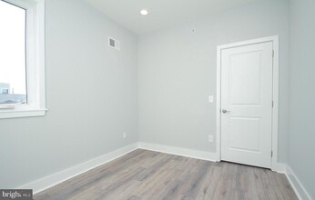 2423 Frankford Ave-Unit -4 in Philadelphia, PA - Foto de edificio - Building Photo