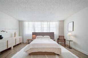 999 Brickell Bay Dr, Unit 1906 in Miami, FL - Building Photo