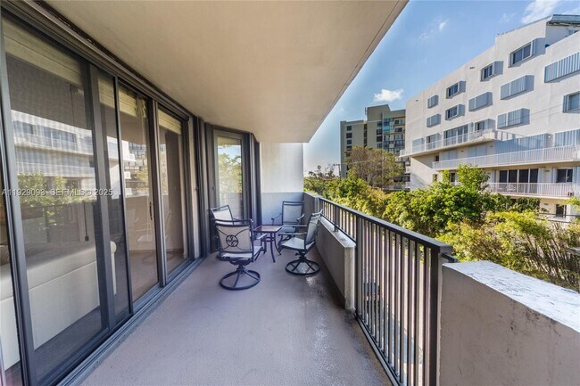 121 Crandon Blvd in Key Biscayne, FL - Foto de edificio - Building Photo