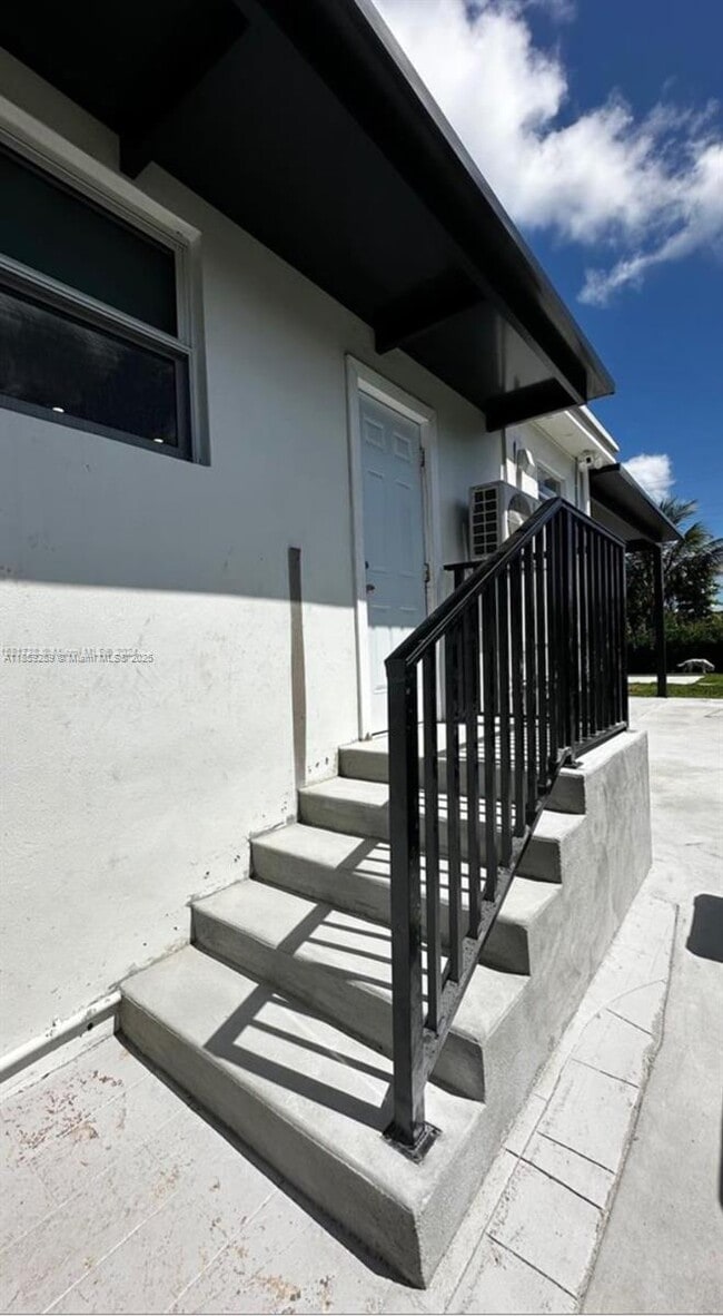8000 SW 19th St in Miami, FL - Building Photo - Building Photo