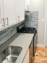 516 W Cornelia Ave, Unit 107 in Chicago, IL - Foto de edificio - Building Photo