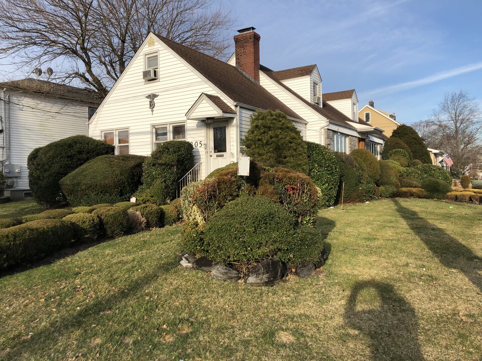 336 Scranton Ave in Lynbrook, NY - Building Photo