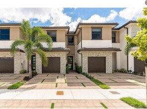 9076 NW 158th St in Miami Lakes, FL - Foto de edificio - Building Photo