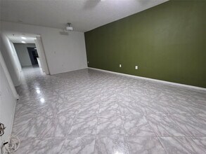 9470 Tangerine Pl in Davie, FL - Foto de edificio - Building Photo