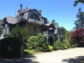 6 Howe Ave in Newport, RI - Building Photo