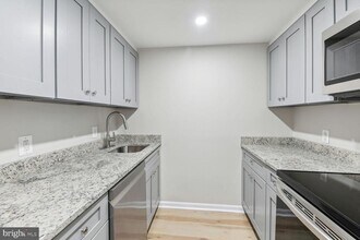 327 8th St NE in Washington, DC - Foto de edificio - Building Photo