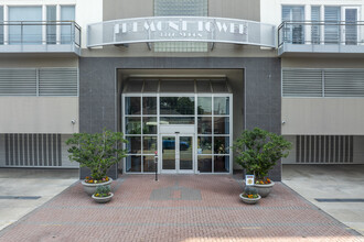 Tremont Tower in Houston, TX - Building Photo - Building Photo