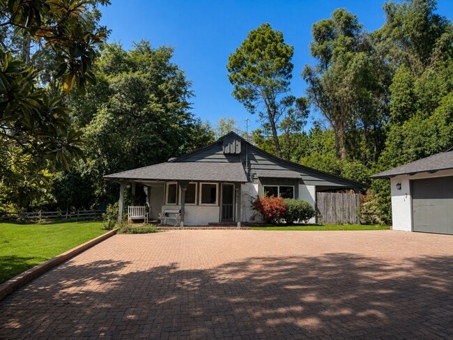 property at 2836 Roscomare Rd