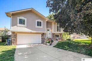 124 Cedar Cir in Bellevue, NE - Building Photo
