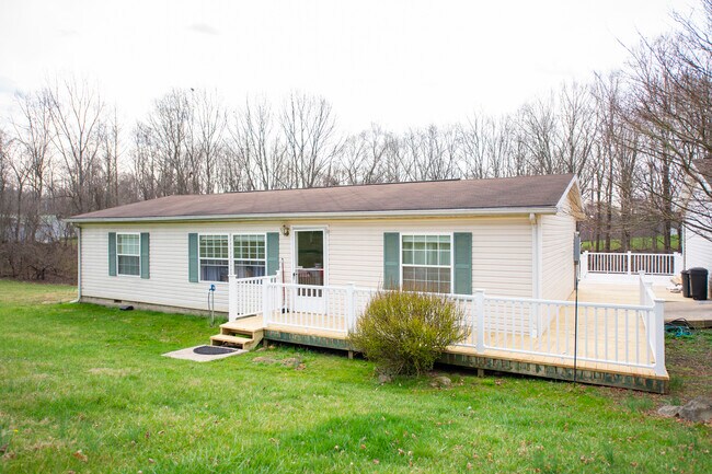 42890 Gibson Rd in Albany, OH - Foto de edificio - Building Photo