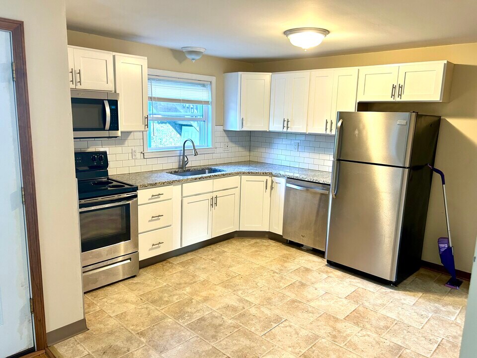 926 Old Buddington Rd, Unit 1st floor in Groton, CT - Building Photo