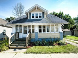 1519-122n 22nd St in Two Rivers, WI - Building Photo