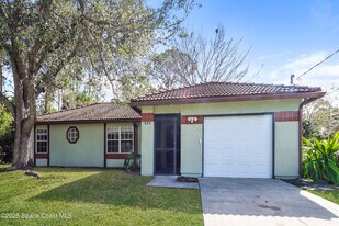 1084 Thompson Rd SW in Palm Bay, FL - Building Photo