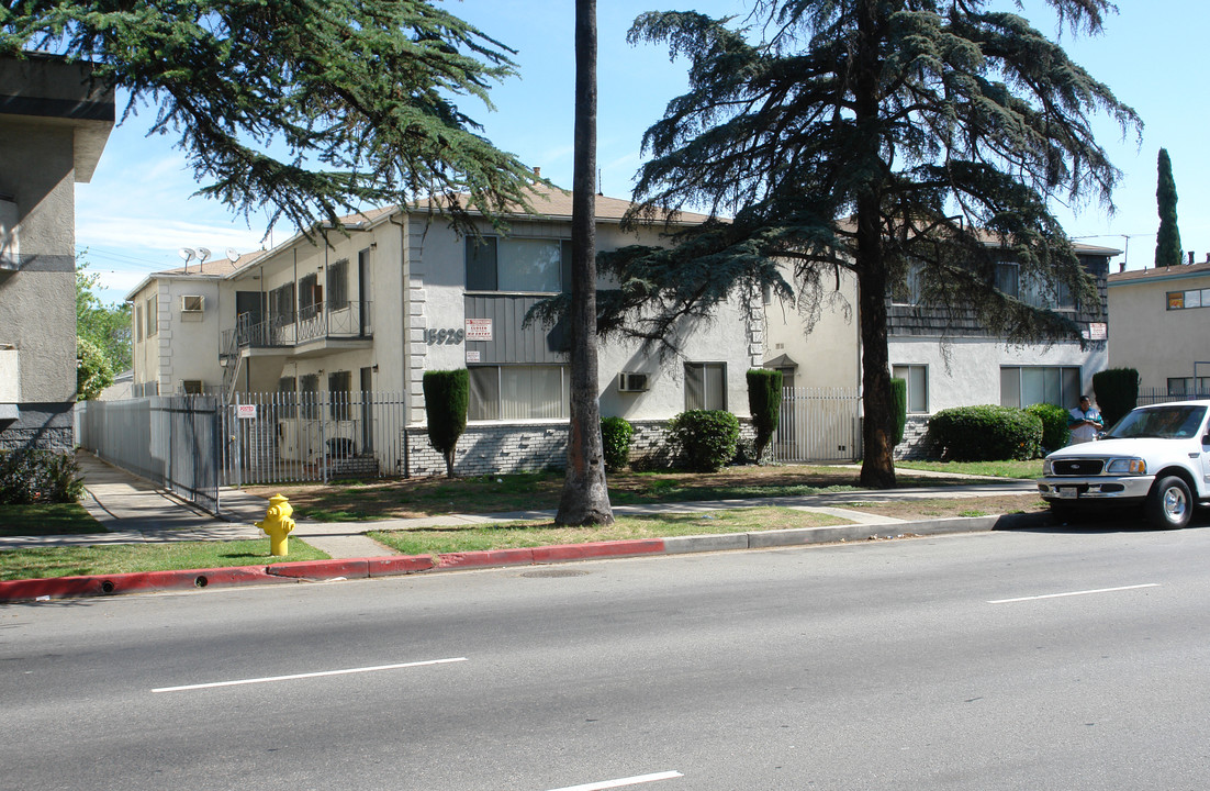 15929 Sherman Way in Van Nuys, CA - Building Photo