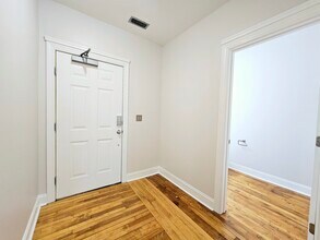 236 S Elm St, Unit Apt. D in Greensboro, NC - Foto de edificio - Building Photo