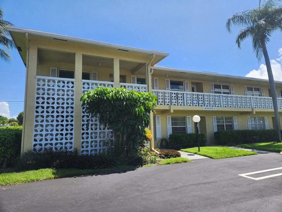 2400 Black Olive Blvd, Unit 102 in Delray Beach, FL - Building Photo