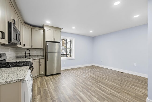 392 Palisade Ave in Jersey City, NJ - Building Photo - Building Photo