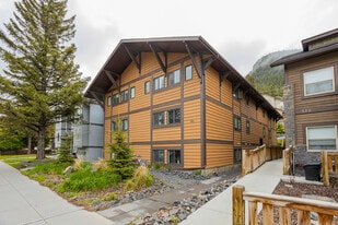 512 Banff Av in Banff, AB - Building Photo