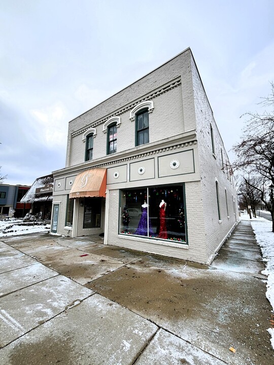 131 N Lafayette St in South Lyon, MI - Building Photo