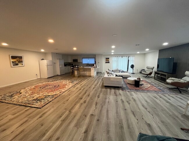 18242 Sylvan St in Tarzana, CA - Building Photo - Building Photo