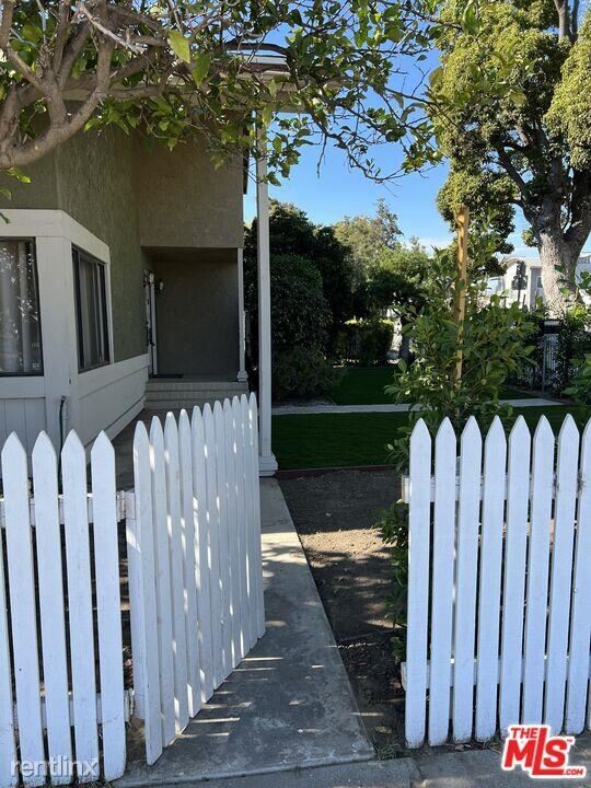 1957 Colby Ave in Los Angeles, CA - Building Photo