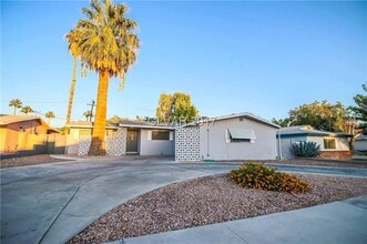 113 Woodley St in Las Vegas, NV - Building Photo - Building Photo