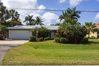 2032 Coral Point Dr in Cape Coral, FL - Building Photo - Building Photo
