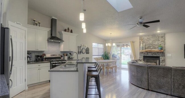 922 Cembra St E in Eagle, ID - Building Photo - Building Photo