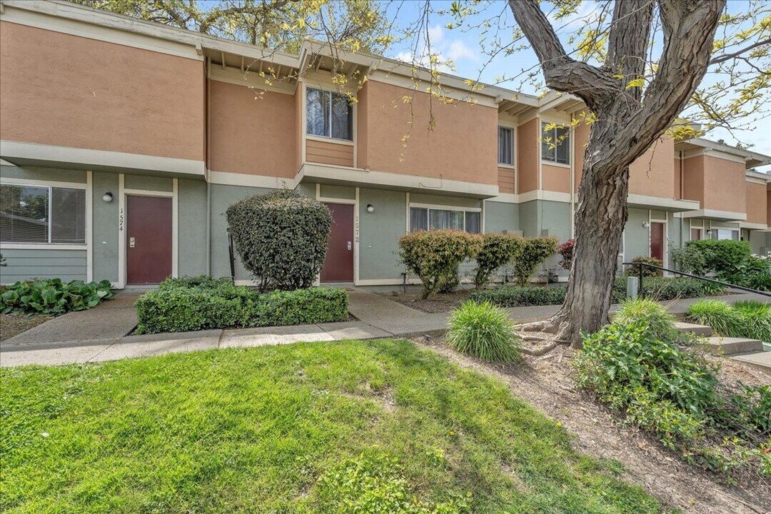 1572 Drake Dr in Davis, CA - Building Photo