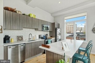 412 S 13th St in Philadelphia, PA - Building Photo