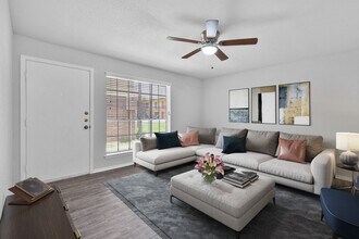 Villa Nueva Apartments in Houston, TX - Building Photo - Building Photo