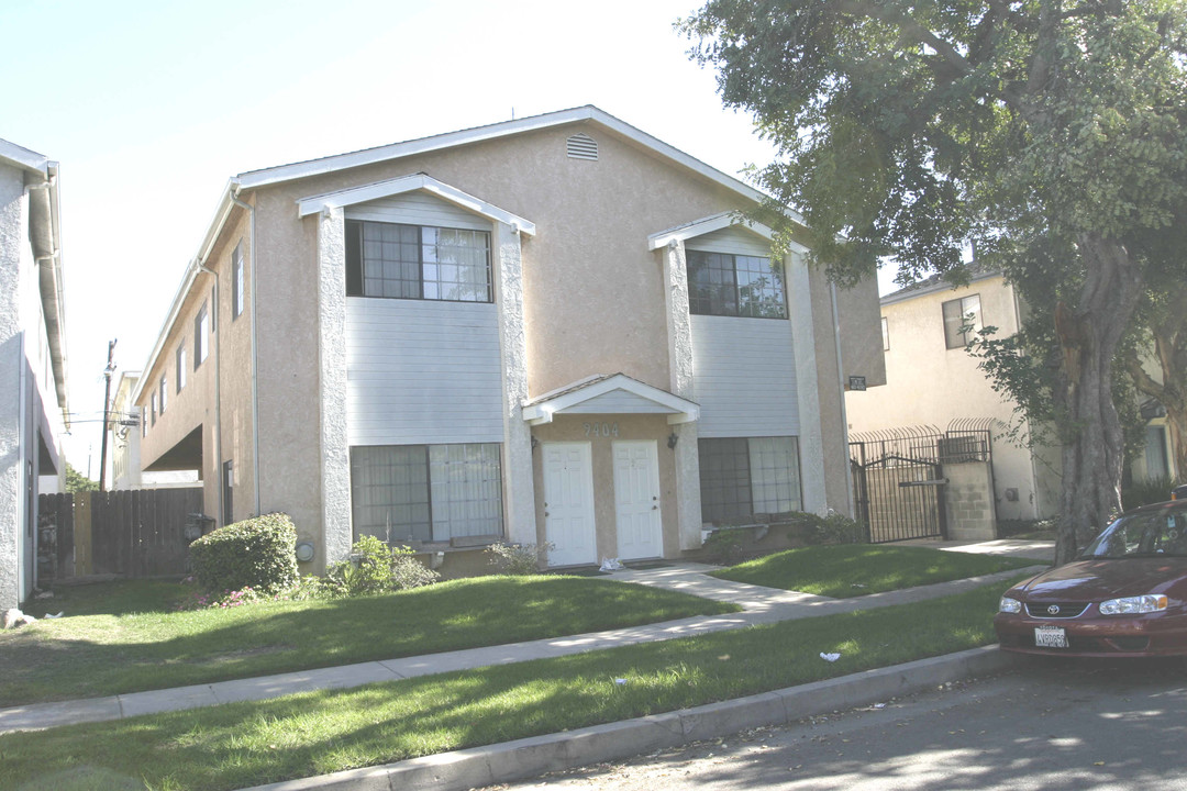 9404 Hindry Pl in Los Angeles, CA - Foto de edificio