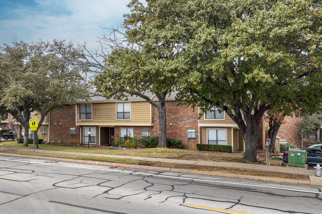 Willowbrook Condominiums in Arlington, TX - Building Photo - Building Photo