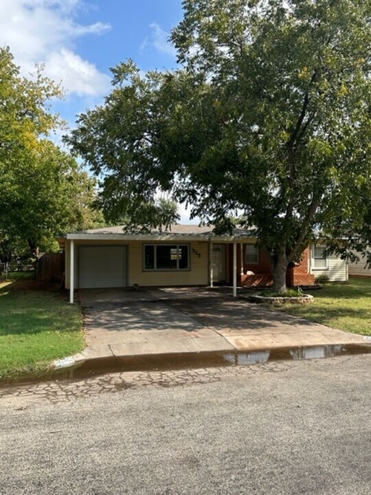 325 Briarwood St in Abilene, TX - Building Photo