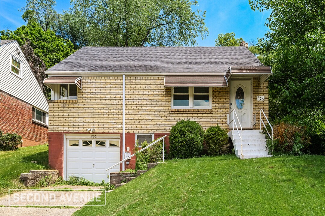 705 Churchill Ave in Pittsburgh, PA - Building Photo