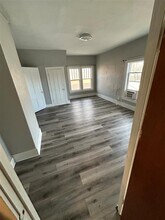 406 N D St, Unit 3 in Oskaloosa, IA - Foto de edificio - Building Photo