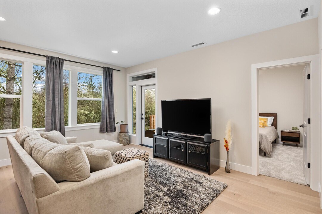6637 NW Lolo Ter in Portland, OR - Building Photo