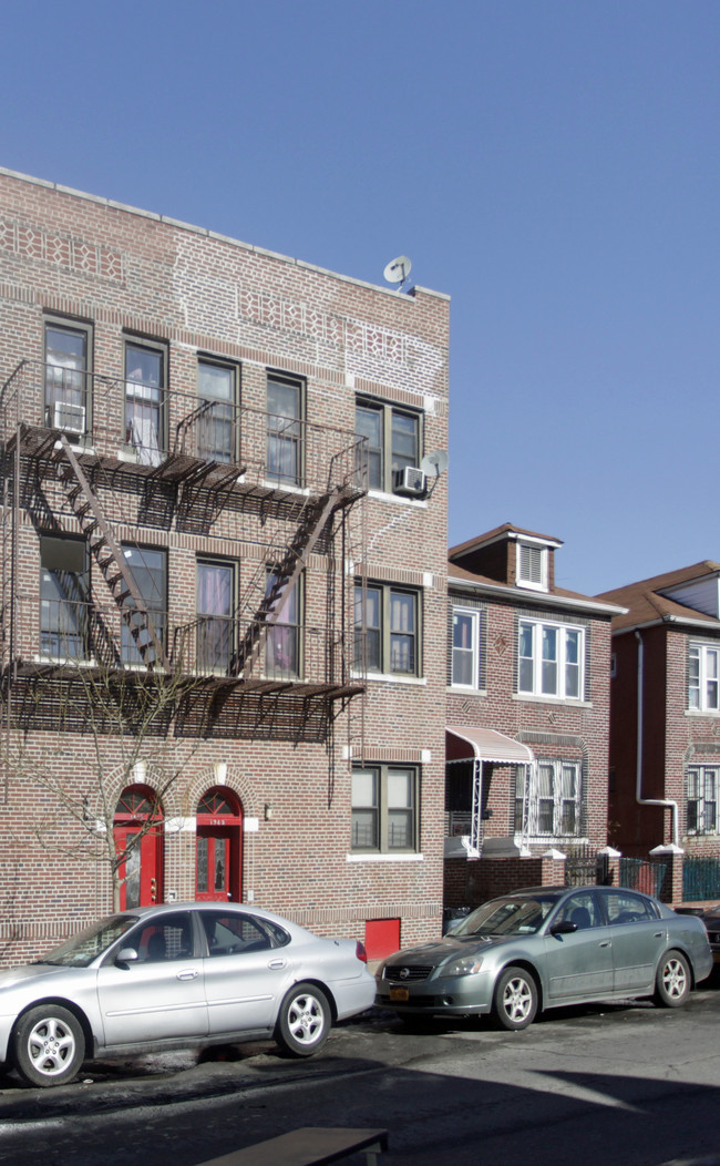 1943 Gleason Ave in Bronx, NY - Foto de edificio - Building Photo