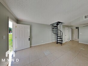 10208 N Ojus Dr in Tampa, FL - Foto de edificio - Building Photo