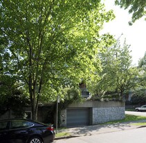 2498 Point Grey Rd in Vancouver, BC - Building Photo