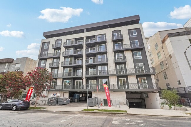 7050 Hawthorn Ave in Los Angeles, CA - Building Photo - Building Photo