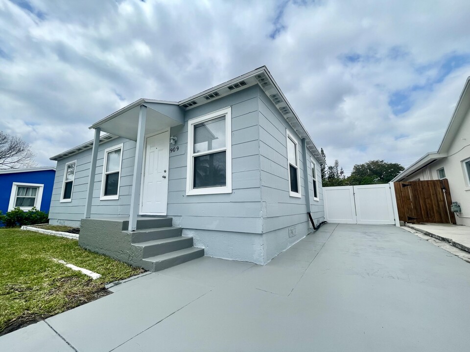 909 C St in Lake Worth Beach, FL - Foto de edificio
