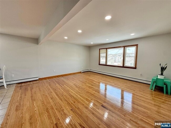 30 Cottage Pl in Garfield, NJ - Foto de edificio - Building Photo