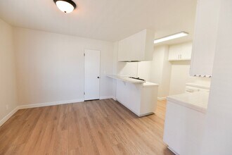 247 Avenida Aragon, Unit B in San Clemente, CA - Building Photo - Building Photo