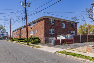 Rosewood Gardens in Roselle Park, NJ - Foto de edificio - Building Photo