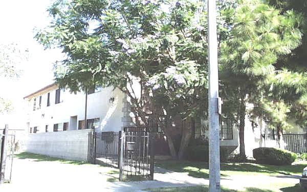 2253 N Niagara St in Burbank, CA - Foto de edificio