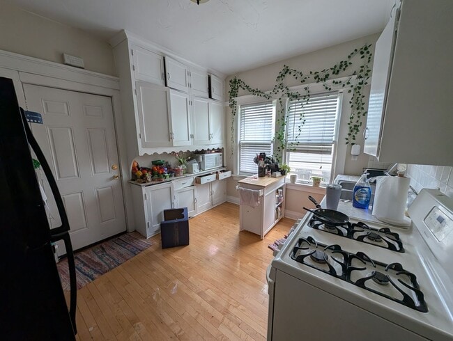 property at 3246-3246 N Oakland Ave