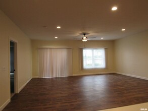 4007 Creek Hill Dr in Bettendorf, IA - Foto de edificio - Building Photo