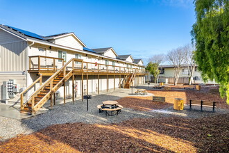 Westwood Garden Apartments in Arcata, CA - Foto de edificio - Building Photo